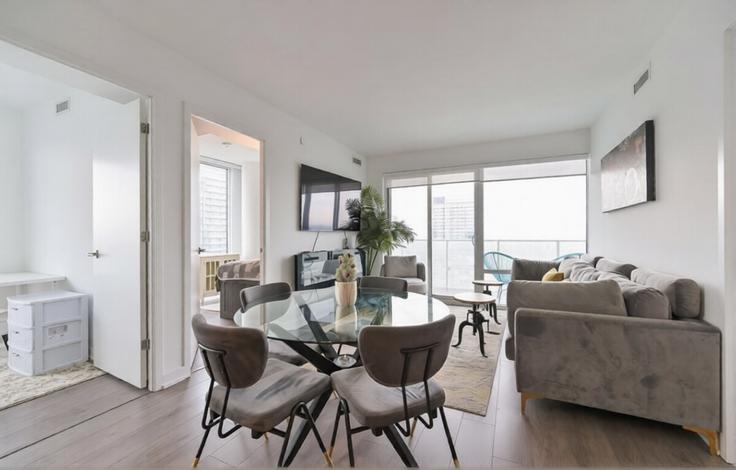 Elegante sala de estar con mobiliario moderno en un apartamento en Building Yonge Street - globalstayinc - 1581521 en Old Toronto, Toronto