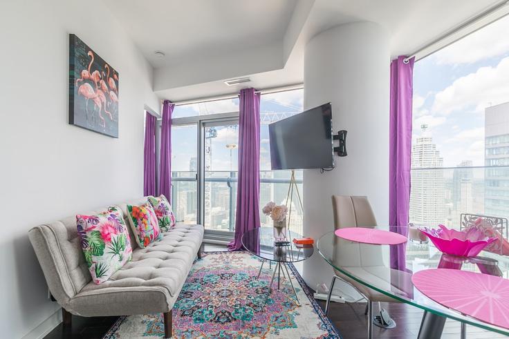 Salle de séjour élégante avec mobilier moderne dans un appartement à Building York Street - globalstayinc - 1585110 à Old Toronto, Toronto Salle de séjour élégante avec mobilier moderne dans un appartement à Building York Street - globalstayinc - 1585110 à Old Toronto, Toronto