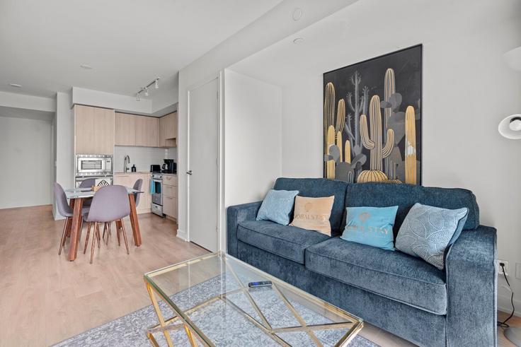 Salle de séjour élégante avec mobilier moderne dans un appartement à Building Yonge Street - globalstayinc - 1584749 à Old Toronto, Toronto Salle de séjour élégante avec mobilier moderne dans un appartement à Building Yonge Street - globalstayinc - 1584749 à Old Toronto, Toronto