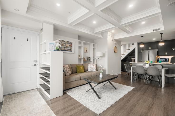 Elegant gestaltetes Wohnzimmer mit moderner Einrichtung in einer Wohnung im Building Lake Shore Boulevard West - globalstayinc - 1345883 in Etobicoke, Toronto