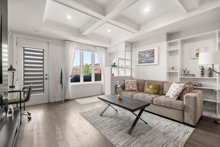 Sala de estar elegantemente projetada com móveis modernos em um apartamento no Building Lake Shore Boulevard West - globalstayinc - 1345883 em Etobicoke, Toronto