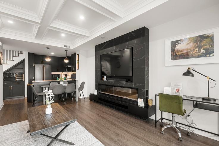 Elegante sala de estar con mobiliario moderno en un apartamento en Building Lake Shore Boulevard West - globalstayinc - 1345883 en Etobicoke, Toronto