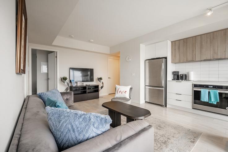 Building Sonic way - globalstayinc - 1345798 adresindeki bir dairede modern mobilyalarla zarif bir şekilde tasarlanmış oturma odası North York, Toronto