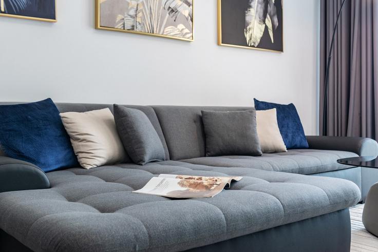 Sala de estar elegantemente projetada com móveis modernos em um apartamento no Building Tariaq Bedon Esm - globalstayinc - 1346019 em Nakhlat Jumeira, Dubai