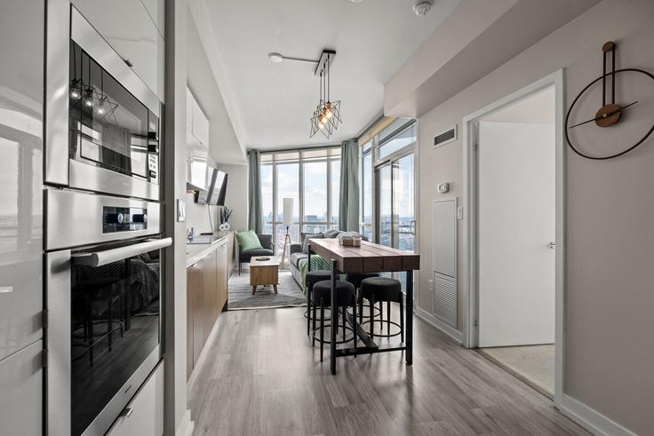 Elegant gestaltetes Wohnzimmer mit moderner Einrichtung in einer Wohnung im Building Front Street West - globalstayinc - 1345816 in Old Toronto, Toronto Elegant gestaltetes Wohnzimmer mit moderner Einrichtung in einer Wohnung im Building Front Street West - globalstayinc - 1345816 in Old Toronto, Toronto