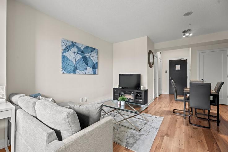Elegant gestaltetes Wohnzimmer mit moderner Einrichtung in einer Wohnung im Building Yonge Street - globalstayinc - 1345761 in North York, Toronto