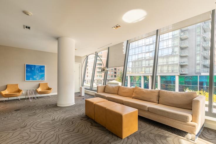 Elegante sala de estar con mobiliario moderno en un apartamento en Building Bay Street - globalstayinc - 1346012 en Old Toronto, Toronto