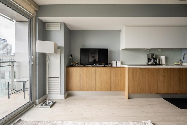 Sala de estar elegantemente projetada com móveis modernos em um apartamento no Building Front Street West - globalstayinc - 1345762 em Old Toronto, Toronto