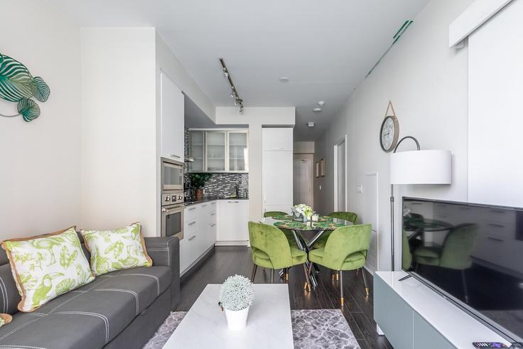 Elegant gestaltetes Wohnzimmer mit moderner Einrichtung in einer Wohnung im Building York Street - globalstayinc - 1514398 in Old Toronto, Toronto Elegant gestaltetes Wohnzimmer mit moderner Einrichtung in einer Wohnung im Building York Street - globalstayinc - 1514398 in Old Toronto, Toronto