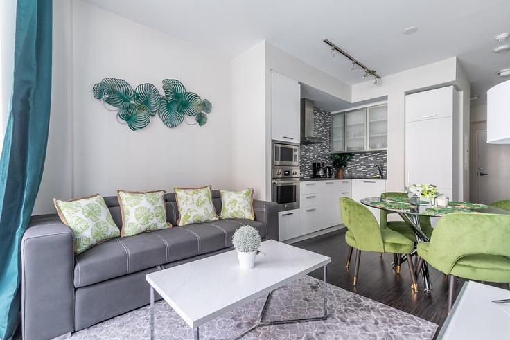 Elegant gestaltetes Wohnzimmer mit moderner Einrichtung in einer Wohnung im Building York Street - globalstayinc - 1514398 in Old Toronto, Toronto