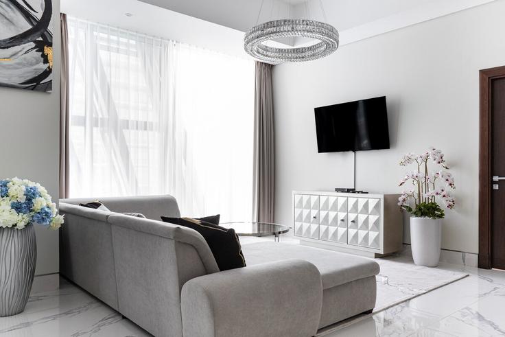 Sala de estar elegantemente projetada com móveis modernos em um apartamento no Building Marasi Drive - globalstayinc - 1345898 em Business Bay, Dubai
