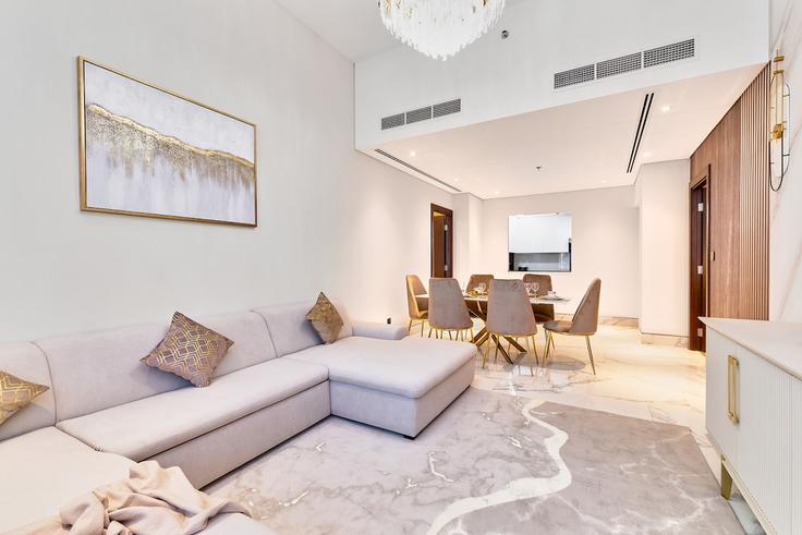 Sala de estar elegantemente projetada com móveis modernos em um apartamento no Building Marasi Drive - globalstayinc - 1345899 em Business Bay, Dubai