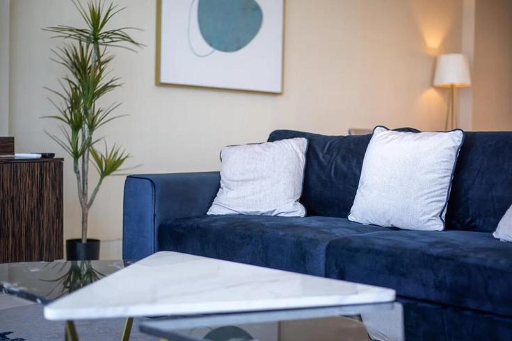 Elegant gestaltetes Wohnzimmer mit moderner Einrichtung in einer Wohnung im Building Al Bourooj Street - globalstayinc - 1345862 in Dubai Marina, Dubai