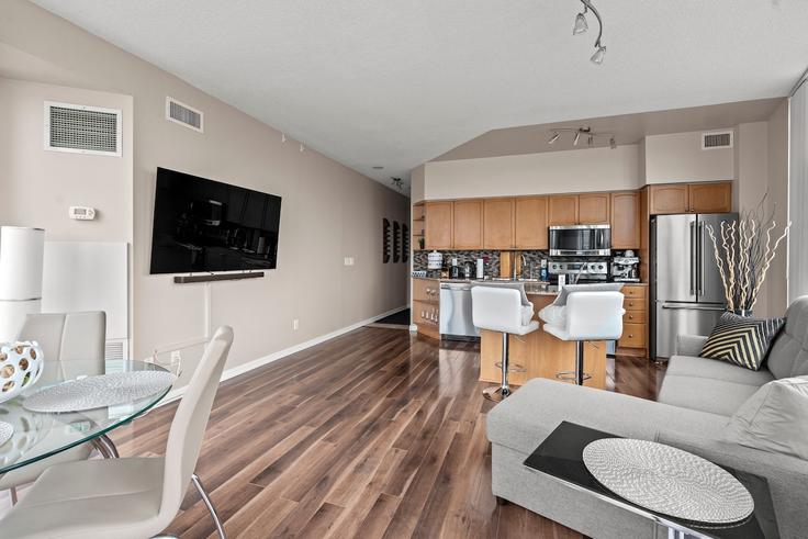 Sala de estar elegantemente projetada com móveis modernos em um apartamento no Building Fleet Street - globalstayinc - 1347382 em Old Toronto, Toronto