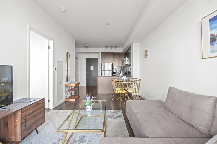 Building Holly Street - globalstayinc - 1345790 adresindeki bir dairede modern mobilyalarla zarif bir şekilde tasarlanmış oturma odası Old Toronto, Toronto