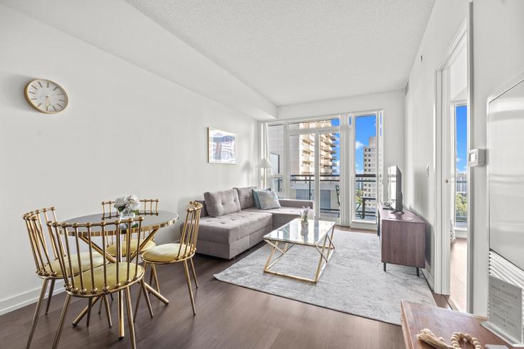 Salle de séjour élégante avec mobilier moderne dans un appartement à Building Holly Street - globalstayinc - 1345790 à Old Toronto, Toronto Salle de séjour élégante avec mobilier moderne dans un appartement à Building Holly Street - globalstayinc - 1345790 à Old Toronto, Toronto