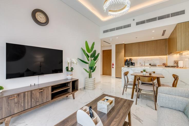 Sala de estar elegantemente projetada com móveis modernos em um apartamento no Building Tariaq Bedon Esm - globalstayinc - 1345993 em Nad Al Sheba, Dubai