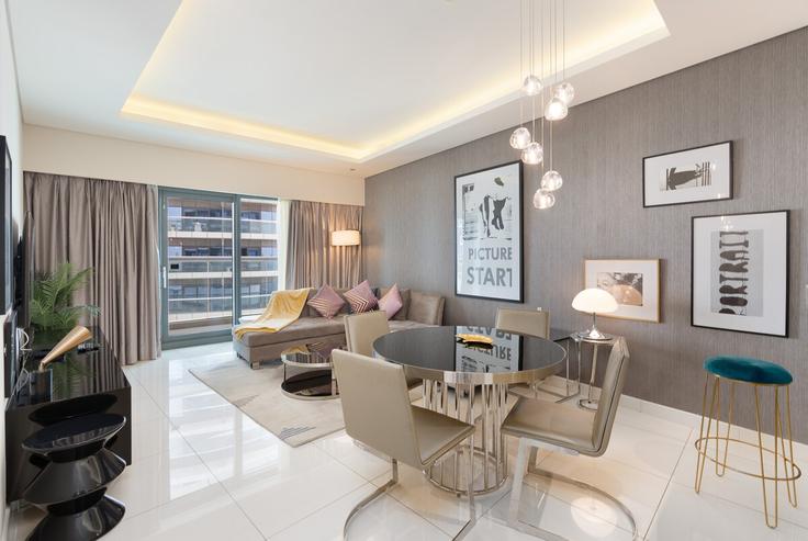 Elegante sala de estar con mobiliario moderno en un apartamento en Building Street 6 - globalstayinc - 1345867 en Al Thanyah Fourth, Dubai