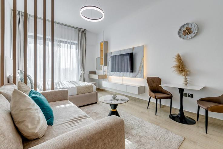 Sala de estar elegantemente projetada com móveis modernos em um apartamento no Building Street 6 - globalstayinc - 1345989 em Al Thanyah Fourth, Dubai Sala de estar elegantemente projetada com móveis modernos em um apartamento no Building Street 6 - globalstayinc - 1345989 em Al Thanyah Fourth, Dubai