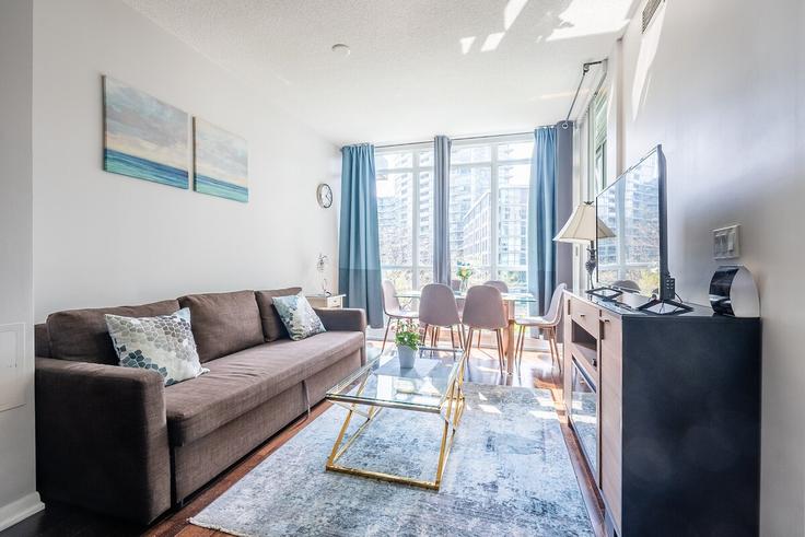 Elegant gestaltetes Wohnzimmer mit moderner Einrichtung in einer Wohnung im Building Bastion Street - globalstayinc - 1345831 in Old Toronto, Toronto