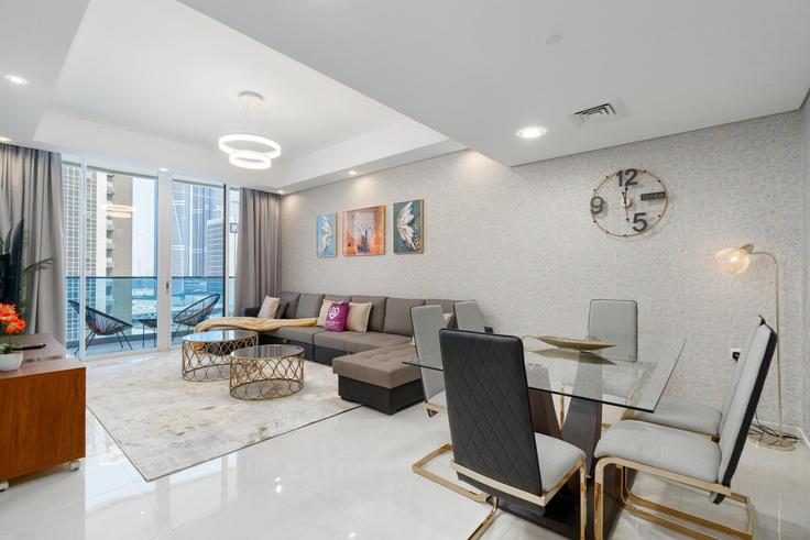 Building Marasi Drive - globalstayinc - 1345909 adresindeki bir dairede modern mobilyalarla zarif bir şekilde tasarlanmış oturma odası Business Bay, Dubai