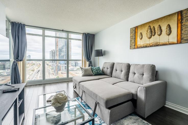 Elegante sala de estar con mobiliario moderno en un apartamento en Building Yonge Street - globalstayinc - 1345753 en Old Toronto, Toronto