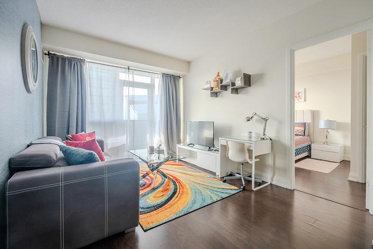 Sala de estar elegantemente projetada com móveis modernos em um apartamento no Building Anndale Drive - globalstayinc - 1345793 em North York, Toronto Sala de estar elegantemente projetada com móveis modernos em um apartamento no Building Anndale Drive - globalstayinc - 1345793 em North York, Toronto