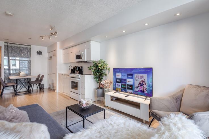 Elegante sala de estar con mobiliario moderno en un apartamento en Building Queens Wharf Road - globalstayinc - 1346013 en Old Toronto, Toronto
