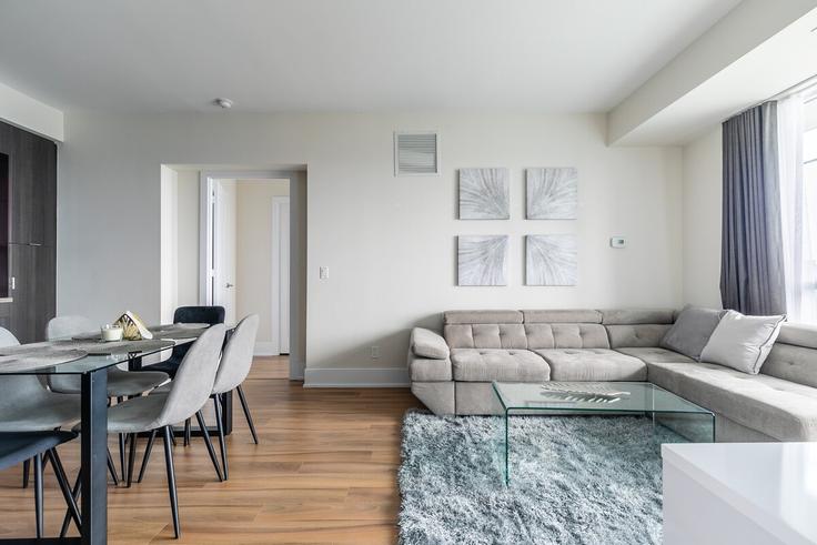 Sala de estar elegantemente projetada com móveis modernos em um apartamento no Building Front Street West - globalstayinc - 1346017 em Old Toronto, Toronto