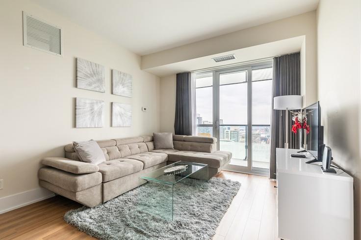 Elegant gestaltetes Wohnzimmer mit moderner Einrichtung in einer Wohnung im Building John Street - globalstayinc - 1345969 in Old Toronto, Toronto Elegant gestaltetes Wohnzimmer mit moderner Einrichtung in einer Wohnung im Building John Street - globalstayinc - 1345969 in Old Toronto, Toronto