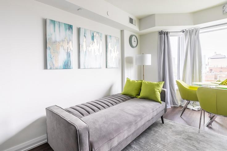 Building Hazelton Avenue - globalstayinc - 1345820 adresindeki bir dairede modern mobilyalarla zarif bir şekilde tasarlanmış oturma odası Old Toronto, Toronto