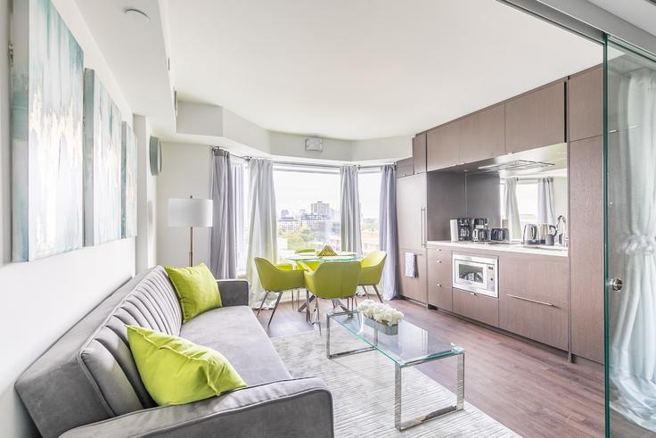 Salle de séjour élégante avec mobilier moderne dans un appartement à Building Hazelton Avenue - globalstayinc - 1345820 à Old Toronto, Toronto