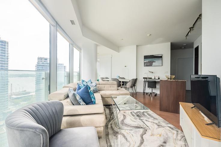 Elegante sala de estar con mobiliario moderno en un apartamento en Building Grand Trunk Crescent - globalstayinc - 1560811 en Old Toronto, Toronto
