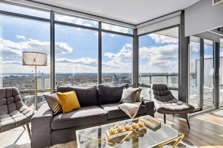 Salle de séjour élégante avec mobilier moderne dans un appartement à Building Bay Street - globalstayinc - 1526903 à Old Toronto, Toronto Salle de séjour élégante avec mobilier moderne dans un appartement à Building Bay Street - globalstayinc - 1526903 à Old Toronto, Toronto