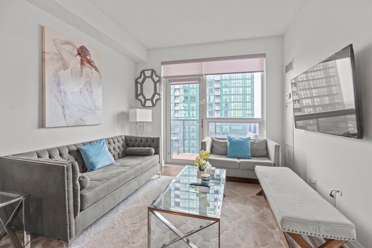 North York, Toronto에 위치한 Building Glendora Avenue - globalstayinc - 1345972 유닛의 세련된 인테리어가 돋보이는 거실 North York, Toronto에 위치한 Building Glendora Avenue - globalstayinc - 1345972 유닛의 세련된 인테리어가 돋보이는 거실