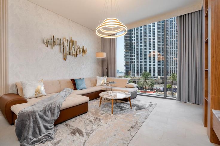 Elegant gestaltetes Wohnzimmer mit moderner Einrichtung in einer Wohnung im Building Tariaq Bedon Esm - globalstayinc - 1345864 in Al Kheeran First, Dubai