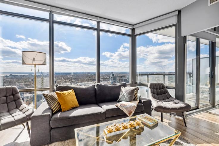 Sala de estar elegantemente projetada com móveis modernos em um apartamento no Building Bay Street - globalstayinc - 1532063 em Old Toronto, Toronto Sala de estar elegantemente projetada com móveis modernos em um apartamento no Building Bay Street - globalstayinc - 1532063 em Old Toronto, Toronto