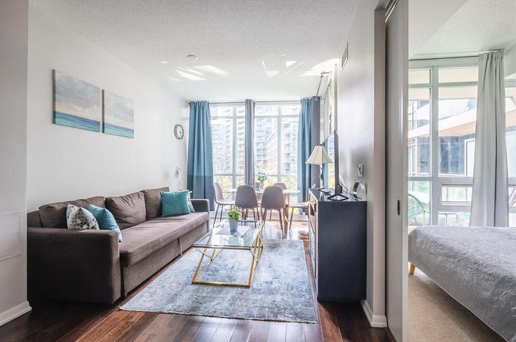 Elegant gestaltetes Wohnzimmer mit moderner Einrichtung in einer Wohnung im Building Fort York Boulevard - globalstayinc - 1345800 in Old Toronto, Toronto