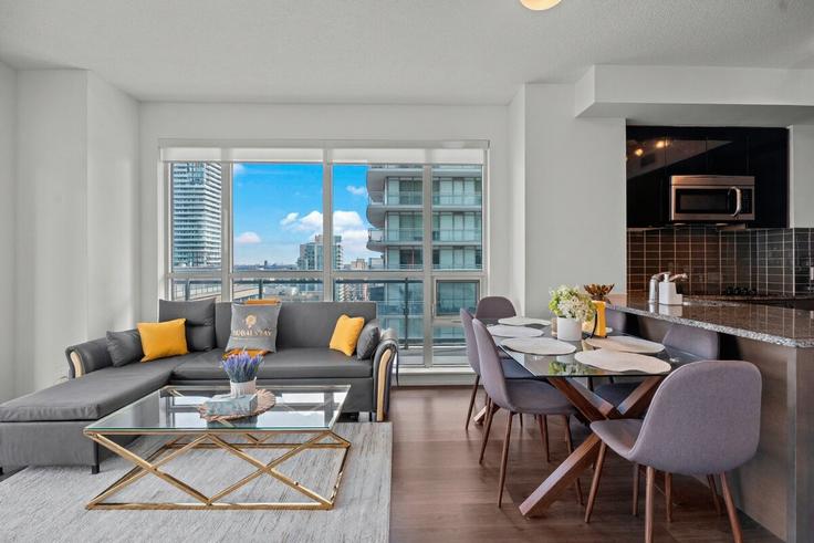 Old Toronto, Toronto 소재 Building Dunfield Avenue - globalstayinc - 1346020 유닛에 마련된, 현대적인 가구로 꾸며진 우아한 디자인의 거실