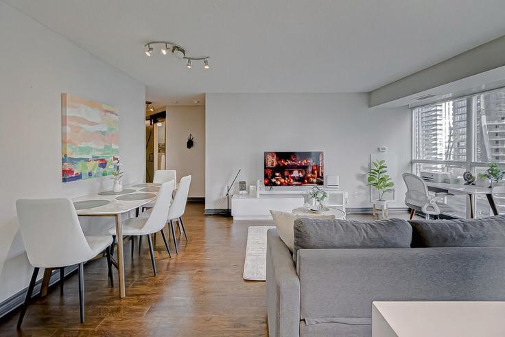 Old Toronto, Toronto 소재 Building Yonge Street - globalstayinc - 1345835 유닛에 마련된, 현대적인 가구로 꾸며진 우아한 디자인의 거실