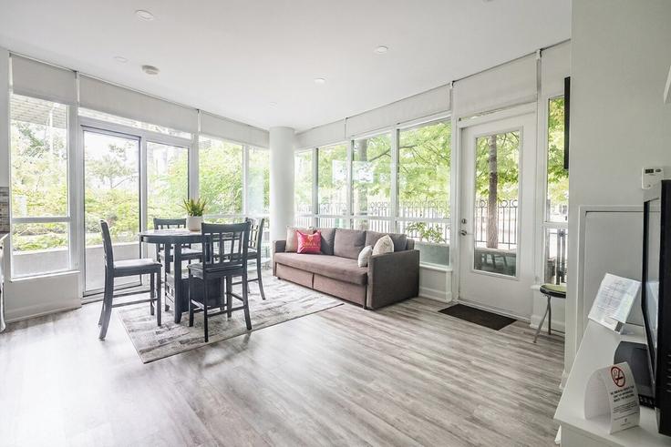 Toronto Old TorontoのBuilding Fort York Boulevard - globalstayinc - 1381863のアパートメントにある、モダンな家具を備えたエレガントなデザインのリビングルーム