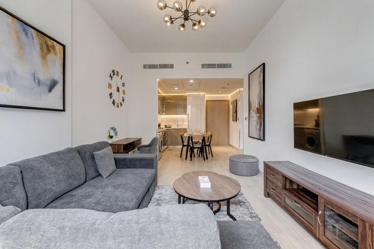 Elegante sala de estar con mobiliario moderno en un apartamento en Building Tariaq Bedon Esm - globalstayinc - 1345957 en Nad Al Sheba, Dubai