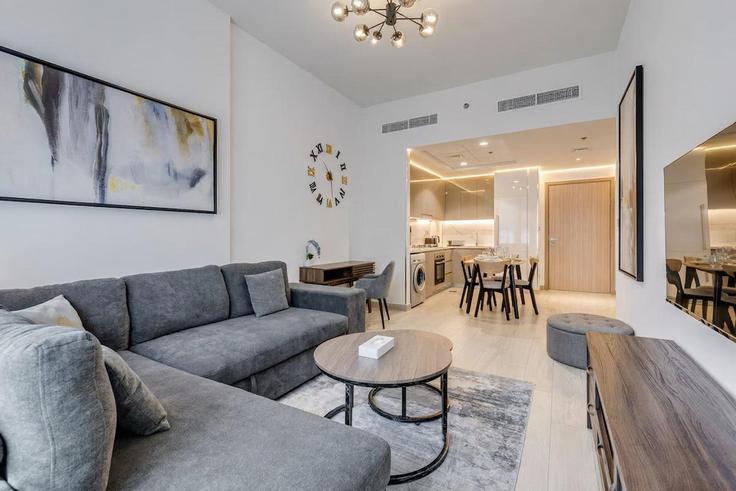 Salle de séjour élégante avec mobilier moderne dans un appartement à Building Tariaq Bedon Esm - globalstayinc - 1345959 à Nad Al Sheba, Dubai