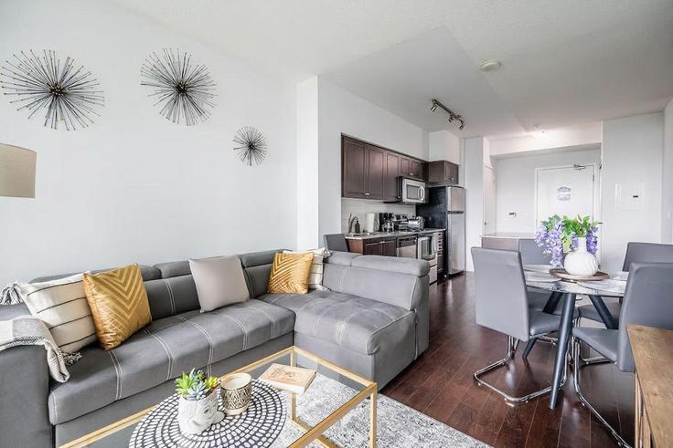 Elegant gestaltetes Wohnzimmer mit moderner Einrichtung in einer Wohnung im Building Fort York Boulevard - globalstayinc - 1383655 in Old Toronto, Toronto