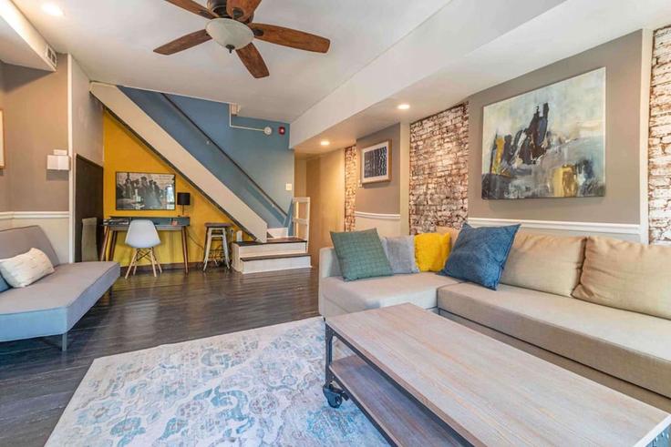 Building Rodman Street - globenest - 1314941 - USA adresindeki bir dairede modern mobilyalarla zarif bir şekilde tasarlanmış oturma odası Philadelphia, Philadelphia