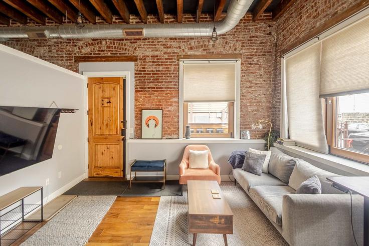Union City, Union City에 위치한 Building 14th Street - globenest - 1314944 - NYC 유닛의 세련된 인테리어가 돋보이는 거실