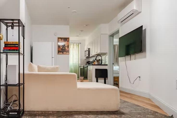 Philadelphia, Philadelphia에 위치한 Building Ridge Avenue - globenest - 1314961 - USA 유닛의 세련된 인테리어가 돋보이는 거실 Philadelphia, Philadelphia에 위치한 Building Ridge Avenue - globenest - 1314961 - USA 유닛의 세련된 인테리어가 돋보이는 거실