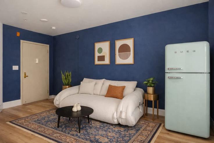 Philadelphia PhiladelphiaのBuilding Ridge Avenue - globenest - 1314961 - USAのアパートメントにある、モダンな家具を備えたエレガントなデザインのリビングルーム