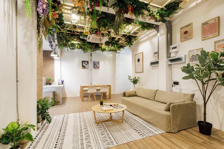 Elegant gestaltetes Wohnzimmer mit moderner Einrichtung in einer Wohnung im Building Soi Pracha Rat Bamphen 18 - globenest - 1314965 - THA in Huai Khwang, Bangkok Elegant gestaltetes Wohnzimmer mit moderner Einrichtung in einer Wohnung im Building Soi Pracha Rat Bamphen 18 - globenest - 1314965 - THA in Huai Khwang, Bangkok