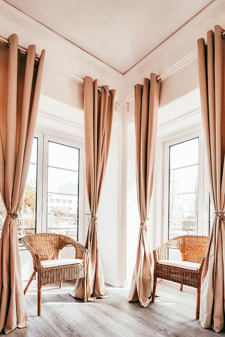 Lisbon AreeiroのBuilding Rua Alves Redol - go-to-house-lisbon - 1288600 - LISのアパートメントにある、モダンな家具を備えたエレガントなデザインのリビングルーム Lisbon AreeiroのBuilding Rua Alves Redol - go-to-house-lisbon - 1288600 - LISのアパートメントにある、モダンな家具を備えたエレガントなデザインのリビングルーム